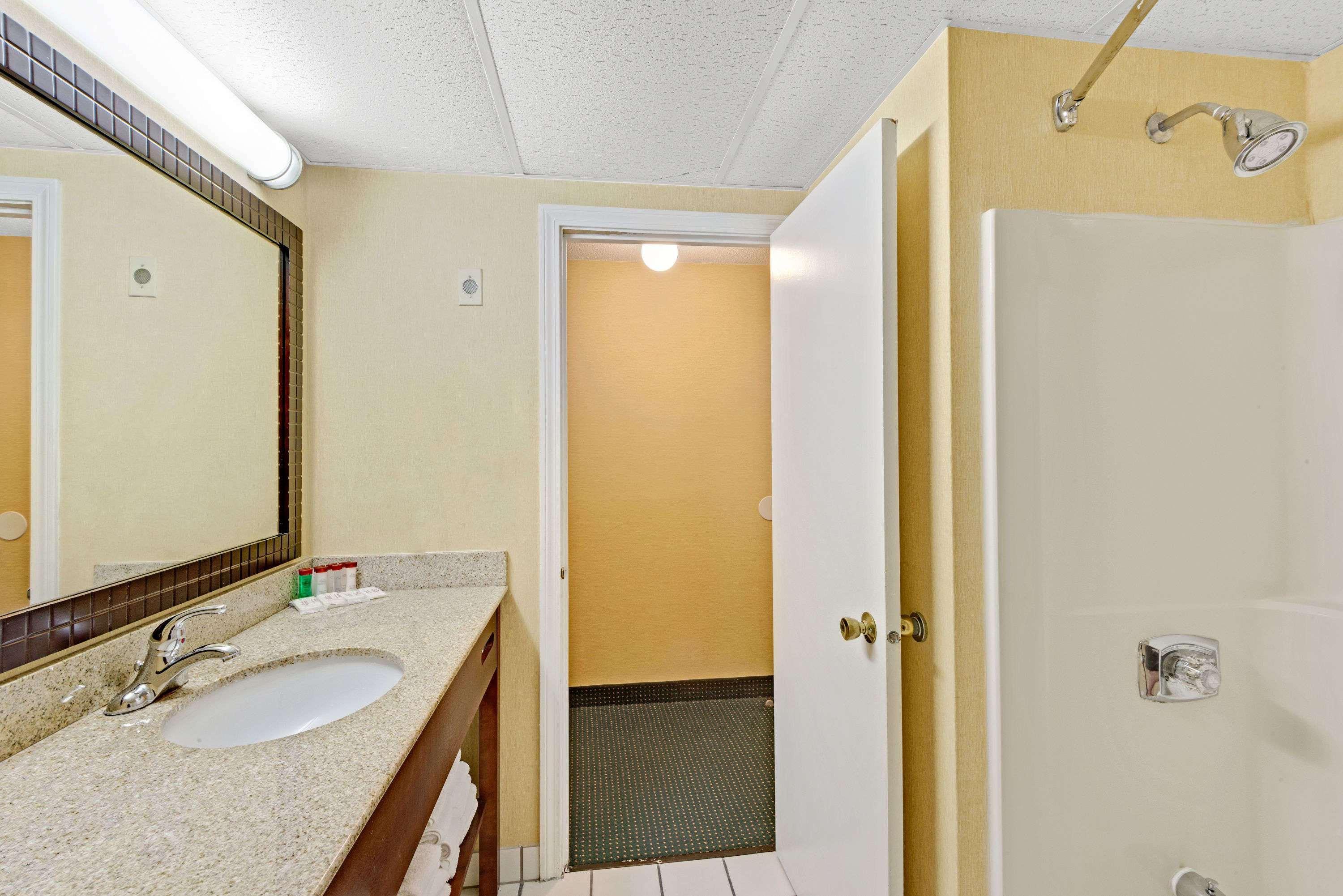 Ramada By Wyndham Kittery Hotel Exterior photo