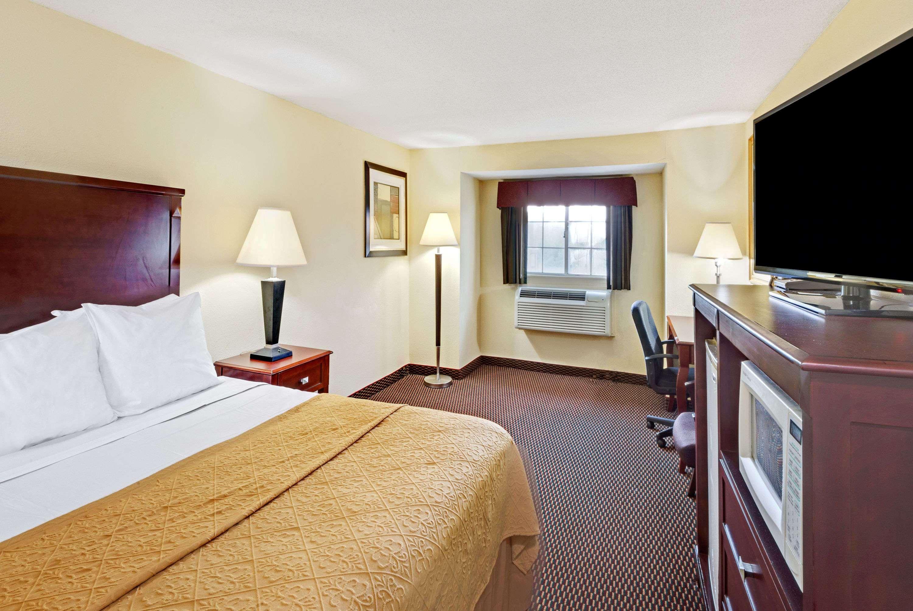 Ramada By Wyndham Kittery Hotel Exterior photo